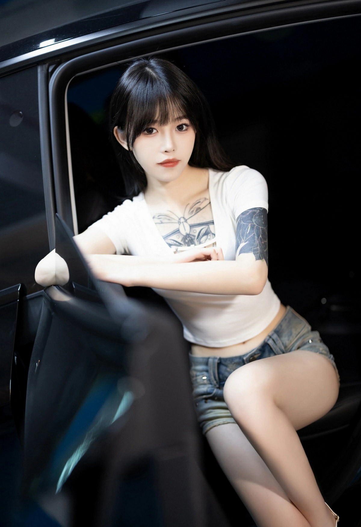 辣妹出街｜纹身女孩与黑车的酷飒邂逅