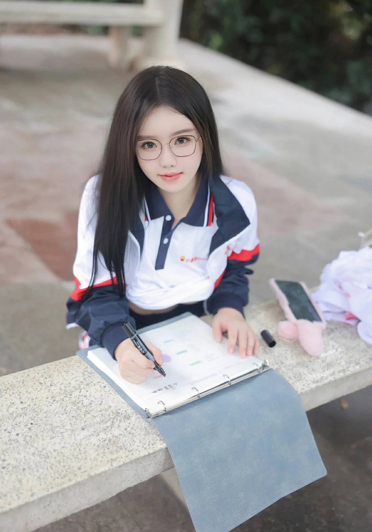 穿校服戴眼镜的少女户外认真学习的日常