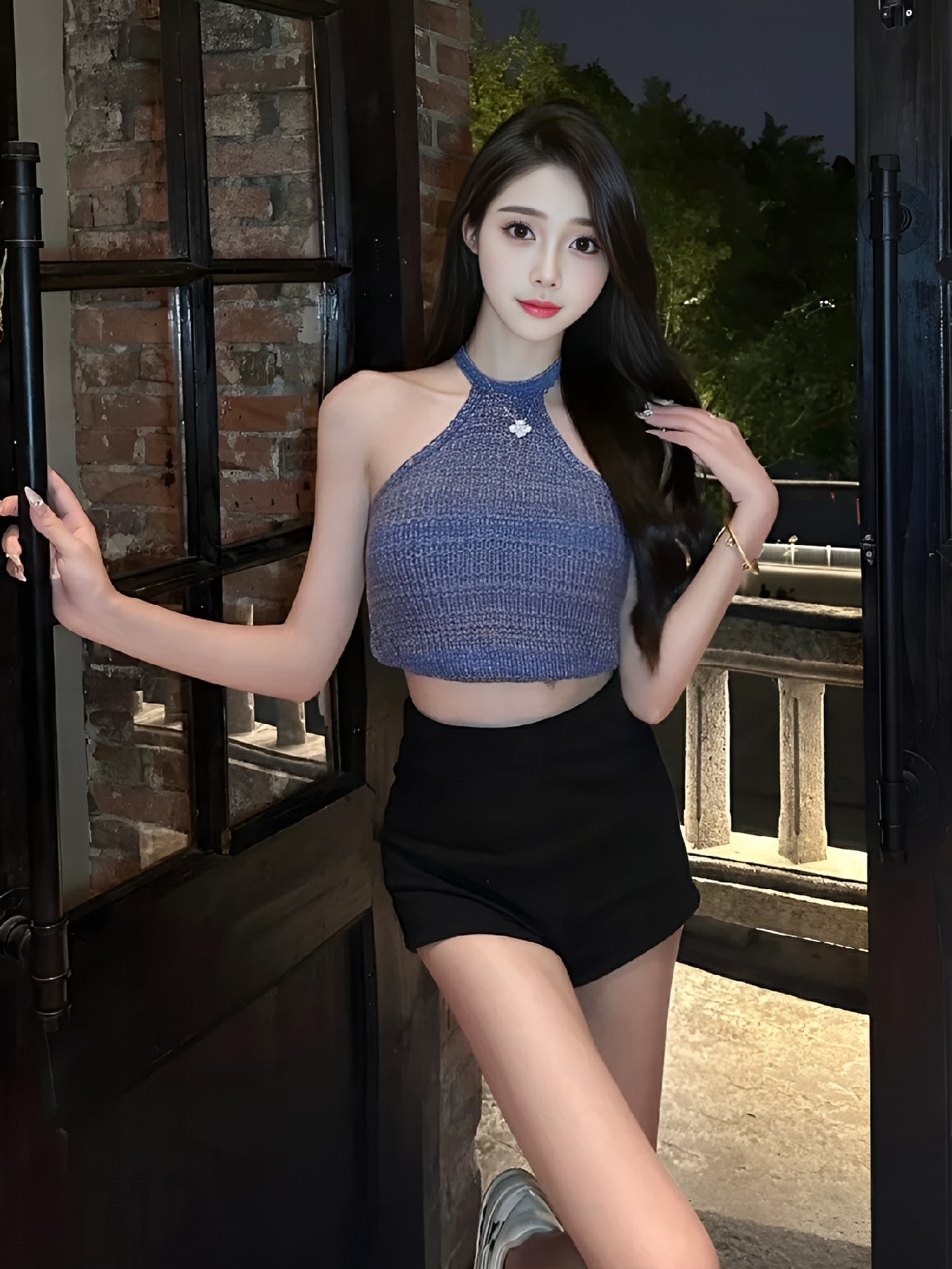 辣妹夜出挂脖针织+黑短裤超吸睛