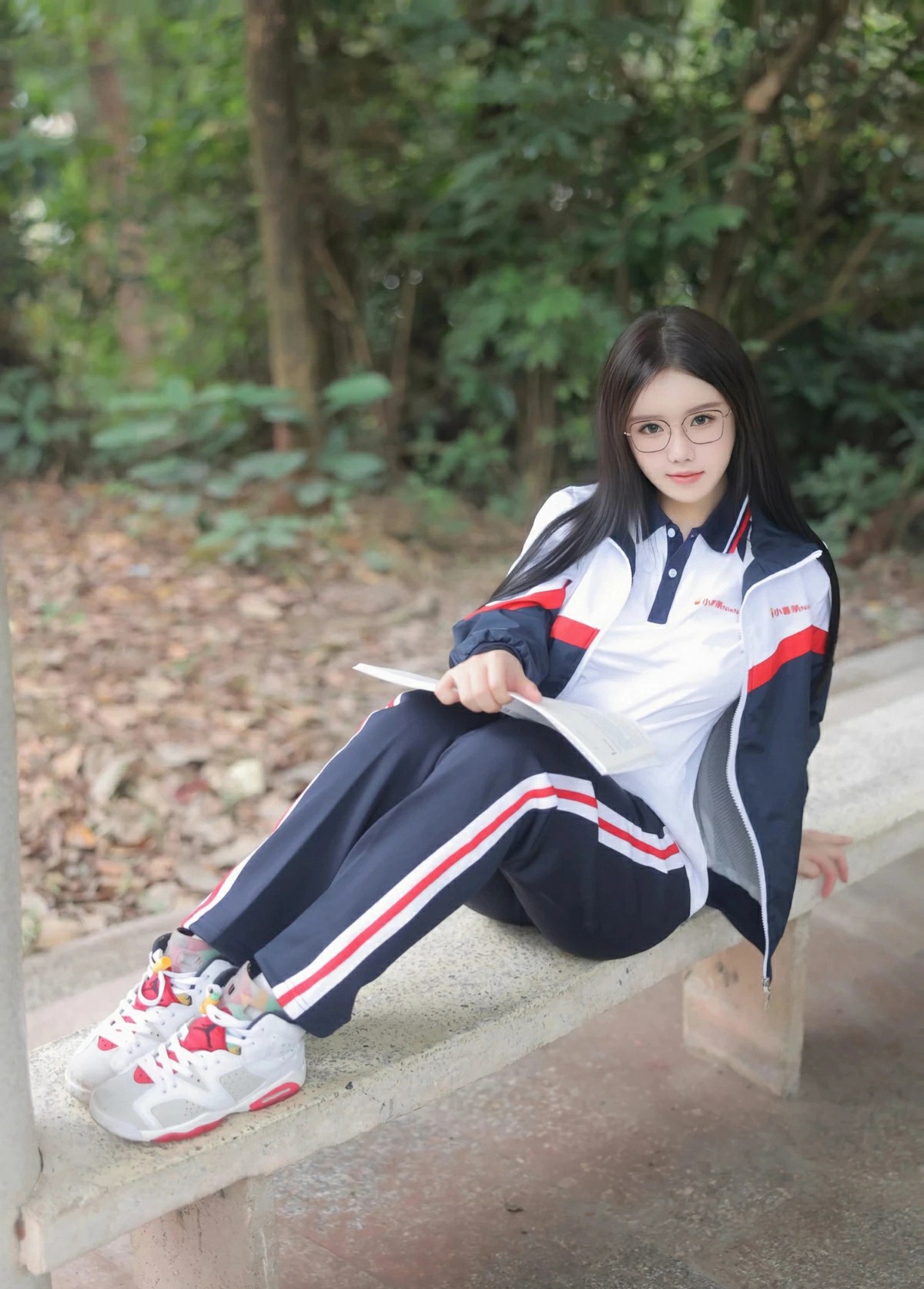 校园户外长椅上校服少女清新感随拍分享