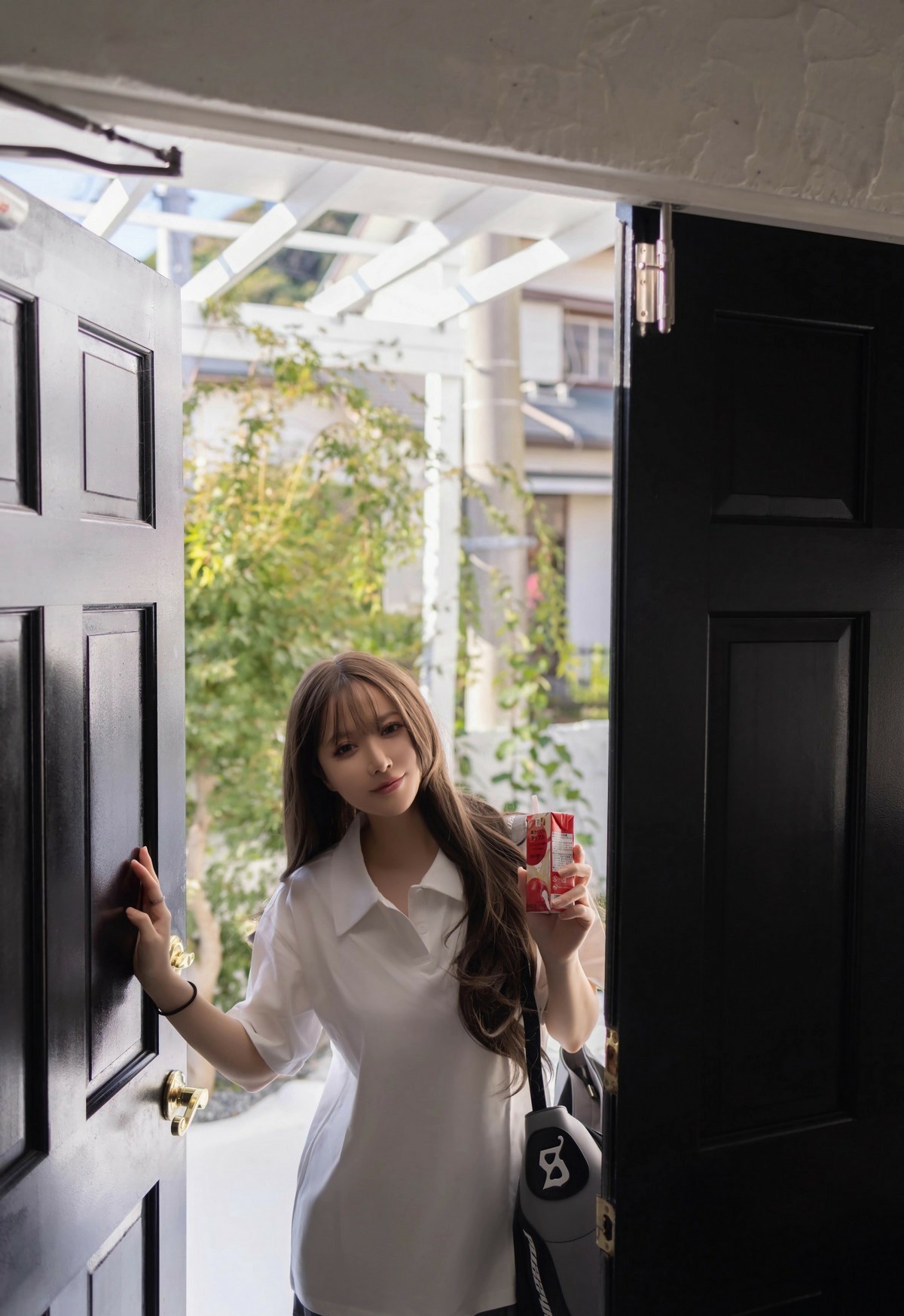 推开家门的元气少女,白T穿搭超清爽