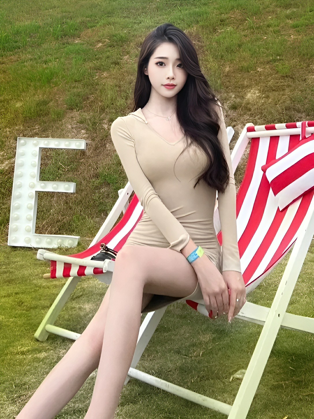 户外草坪上的裸色紧身裙氛围感穿搭