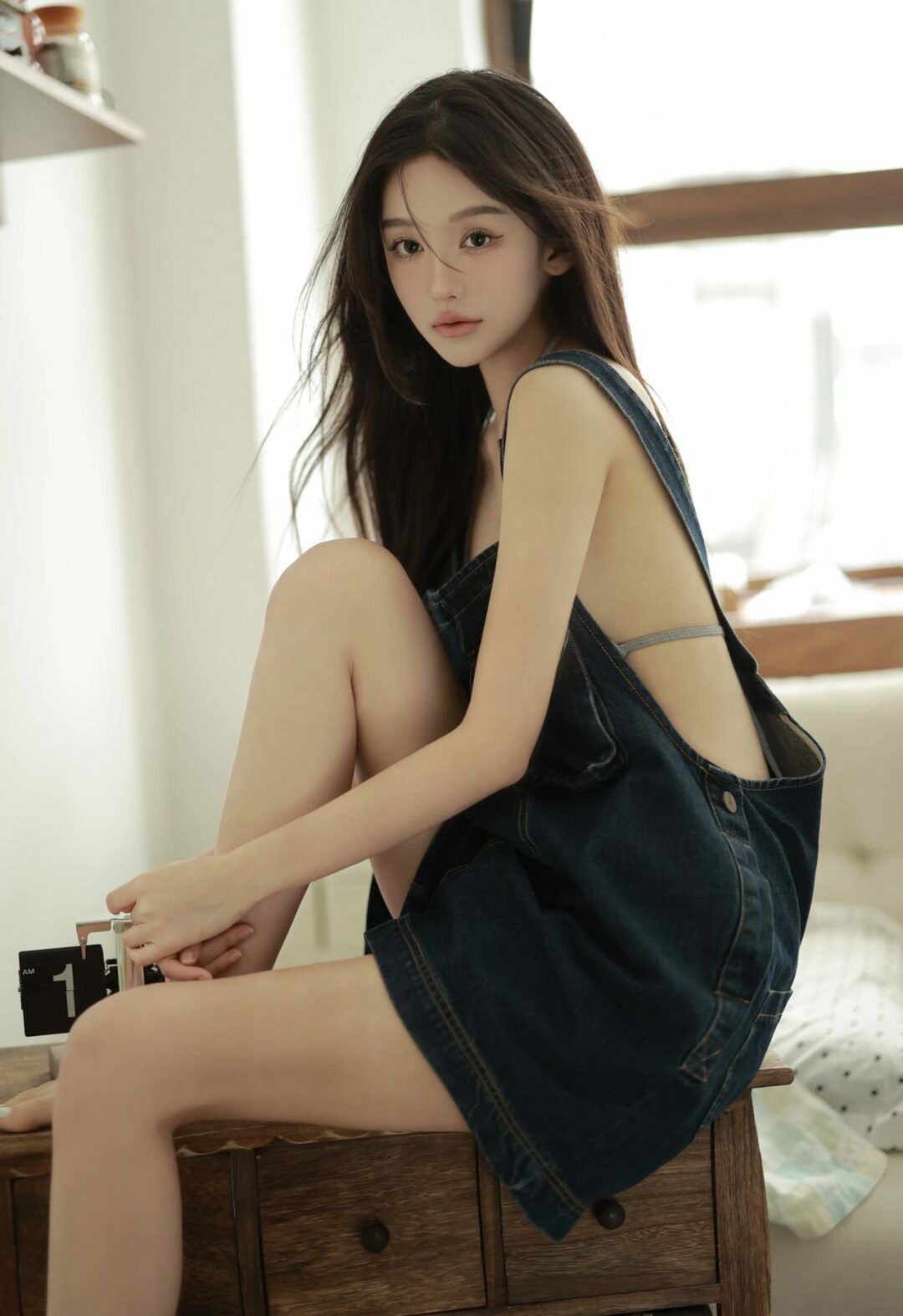 纯欲风牛仔背带裙的慵懒居家清新写真