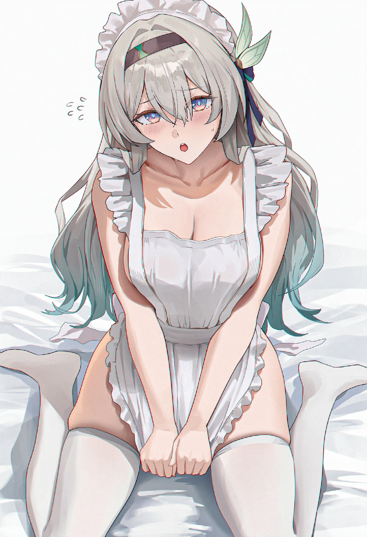 银发渐变女仆少女的娇羞姿态