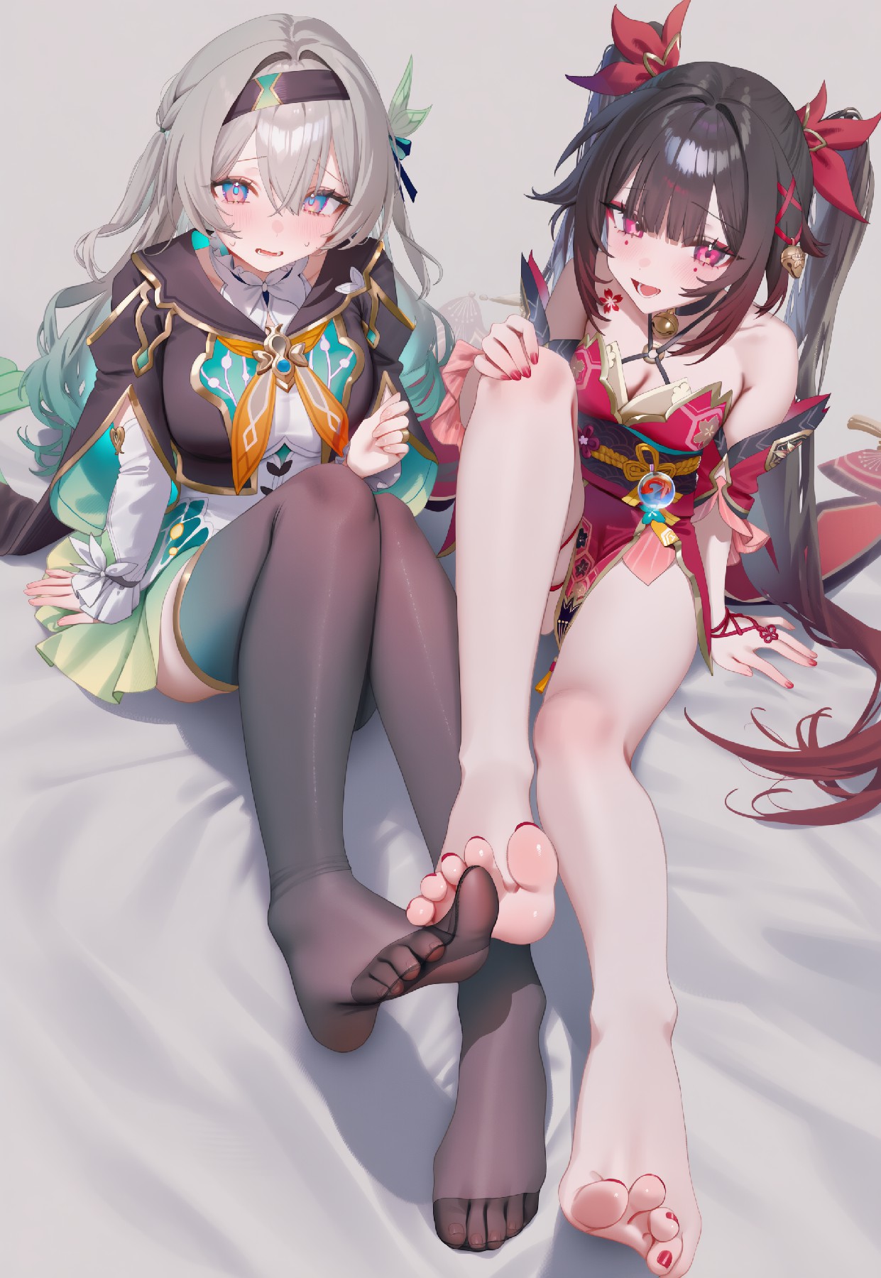 流萤与花火亲昵相伴，娇羞与张扬的可爱碰撞