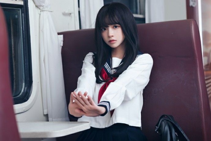 日系水手服少女的静谧瞬间