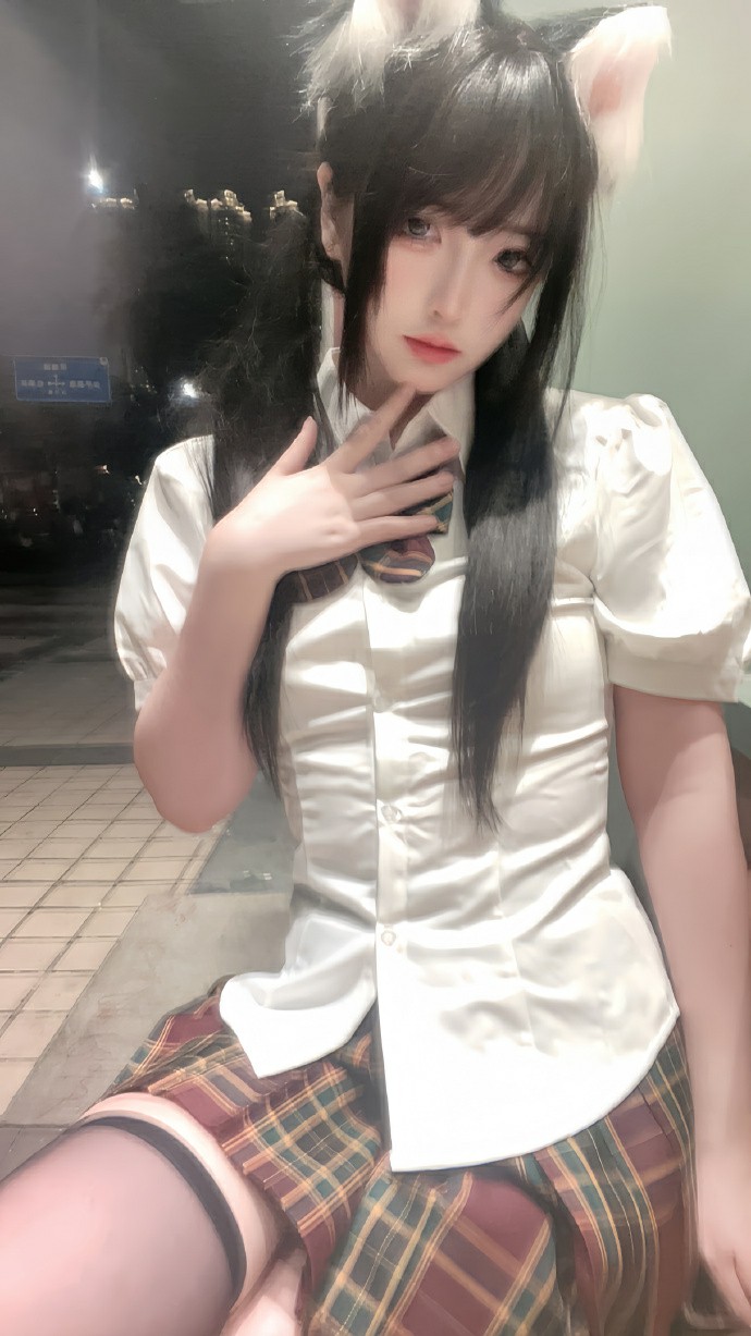 夜晚户外的猫耳JK制服少女随拍