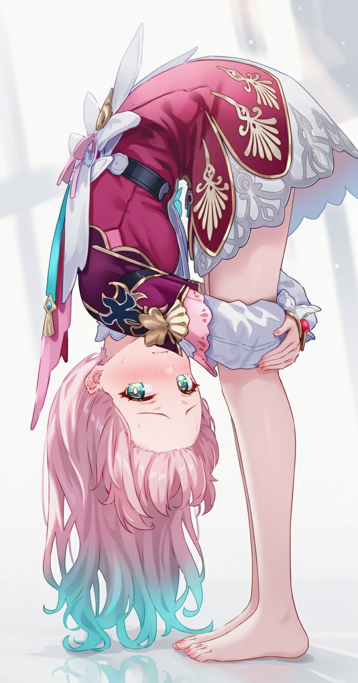 粉蓝渐变发美少女俏皮弯腰瞬间