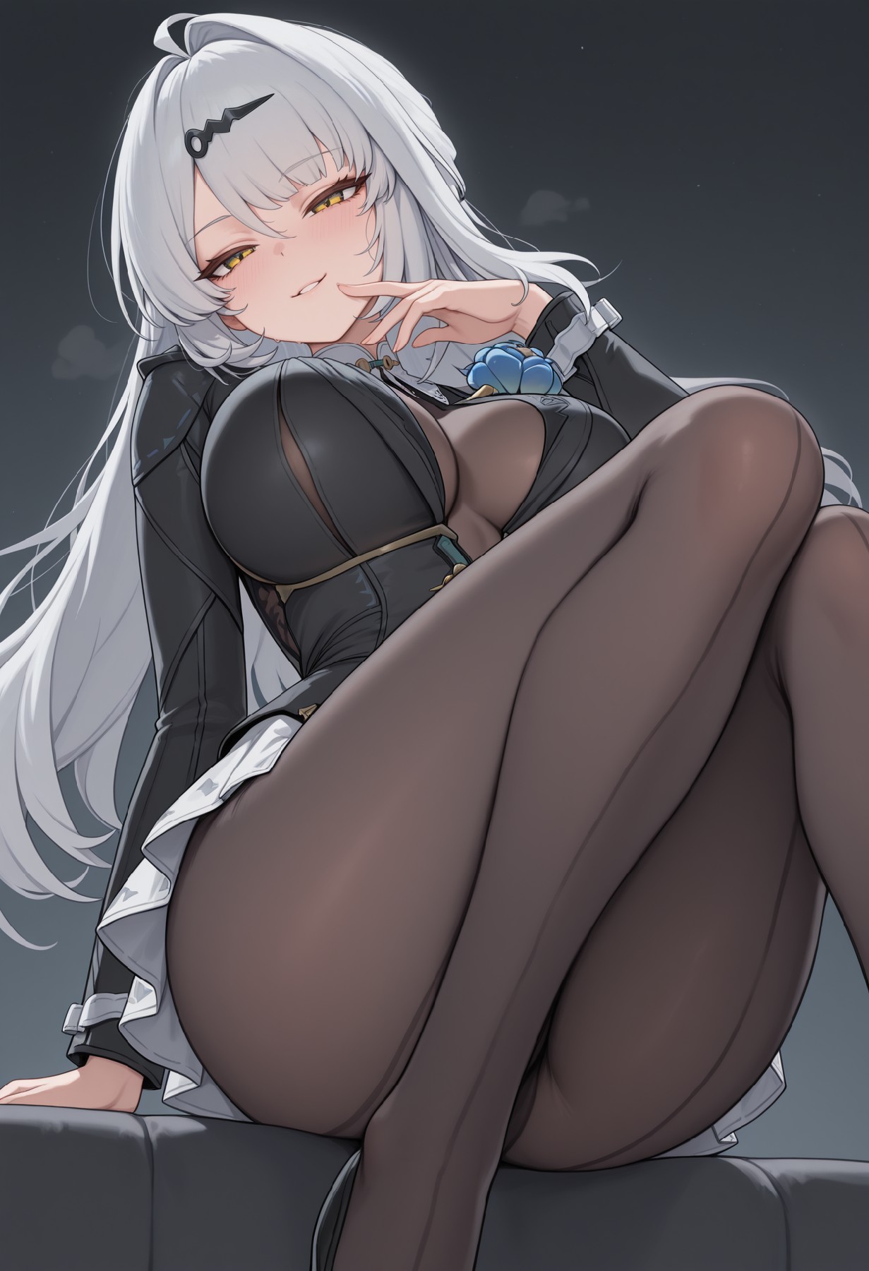 银发御姐风二次元角色性感穿搭展示