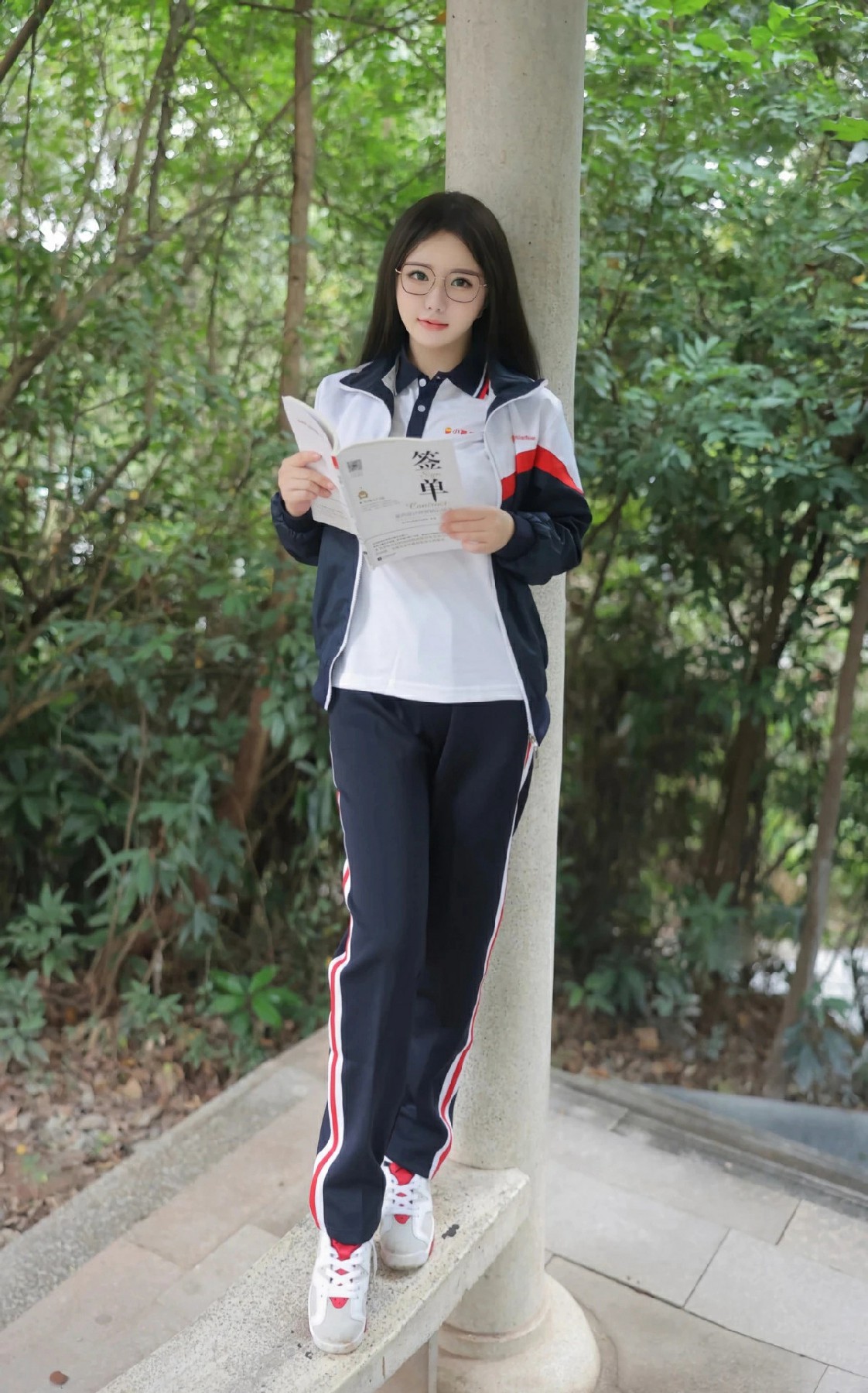 林荫之下校服少女捧书,尽显青春灵动模样