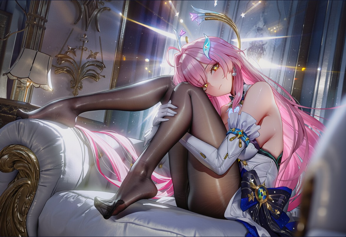 粉发少女坐卧华丽沙发 精致氛围感拉满