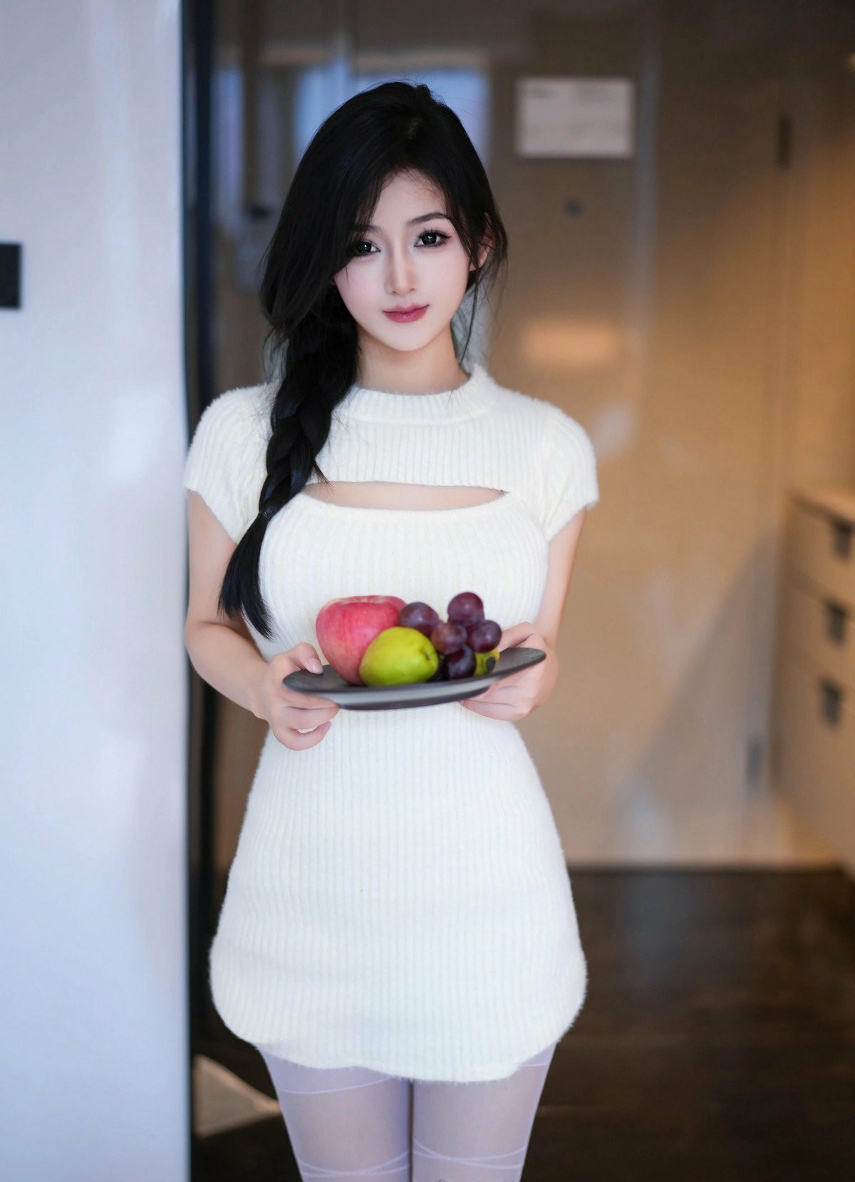 奶白针织短款包臀裙 打造居家慵懒纯欲感