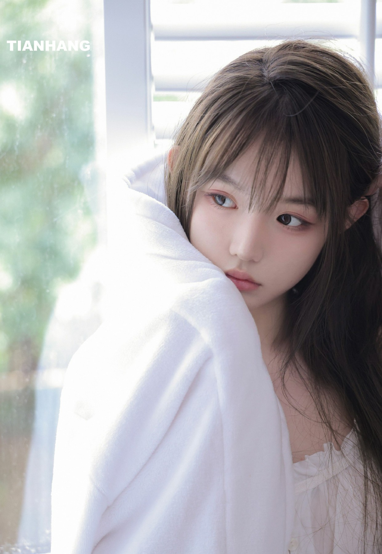 窗边裹白毛巾的温柔慵懒时刻