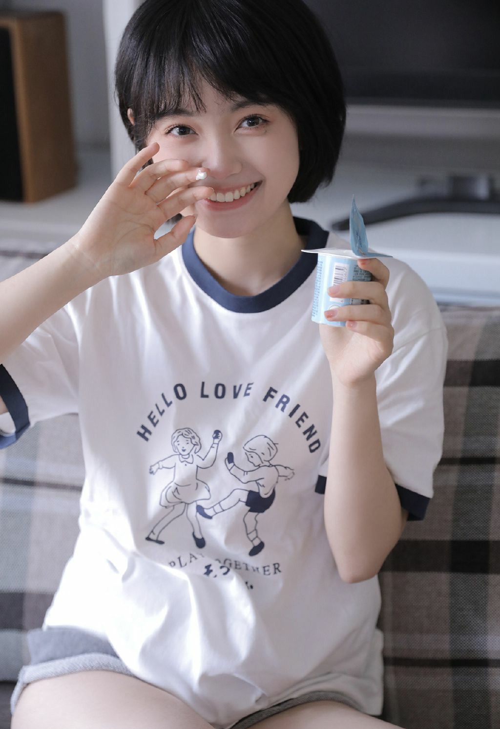 居家可爱日常：酸奶沾脸的治愈小瞬间