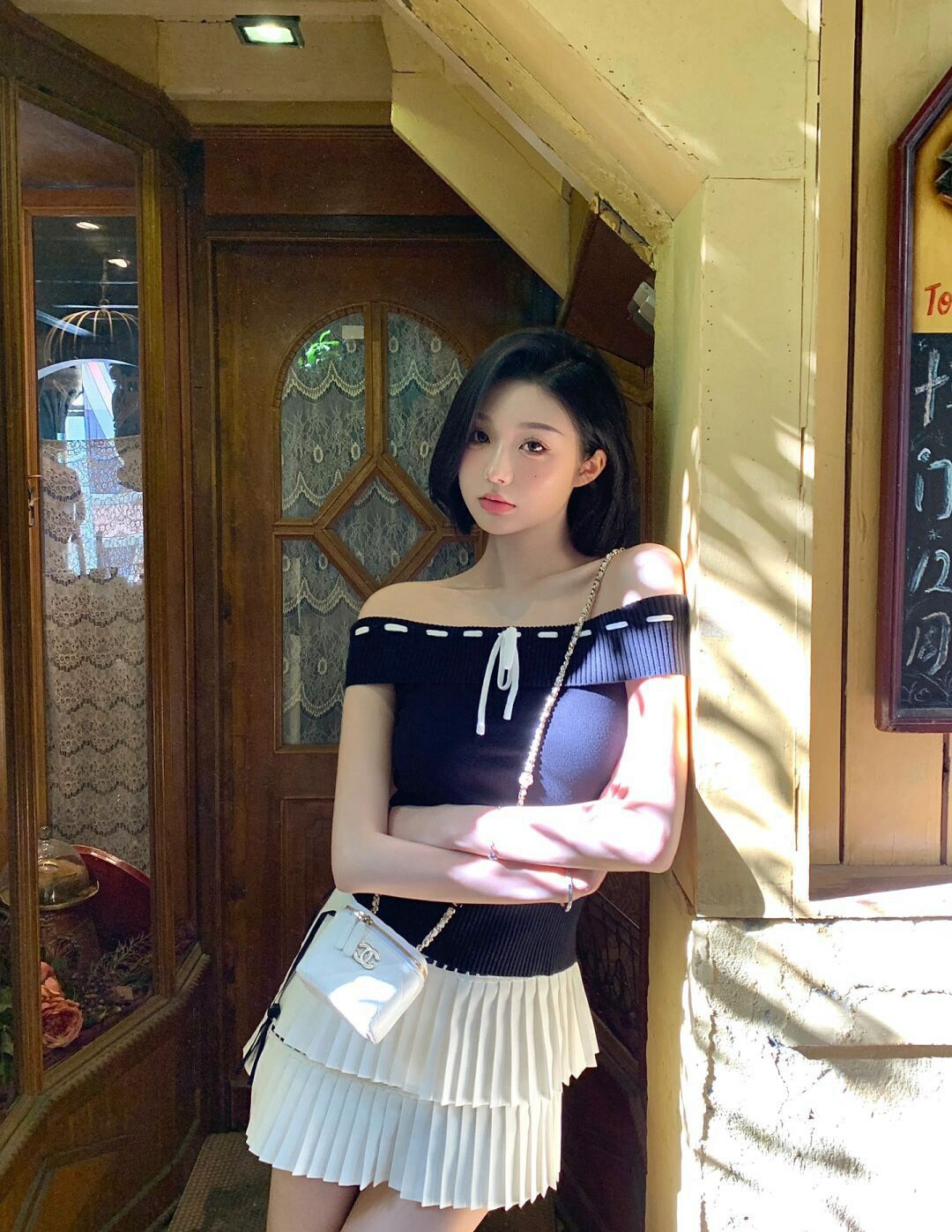 复古小店旁的甜辣风少女穿搭随拍分享