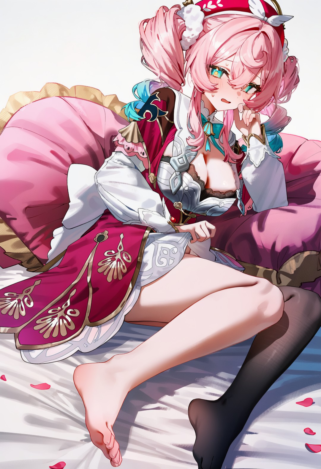 粉发少女慵懒倚枕，娇软神态尽显柔媚模样