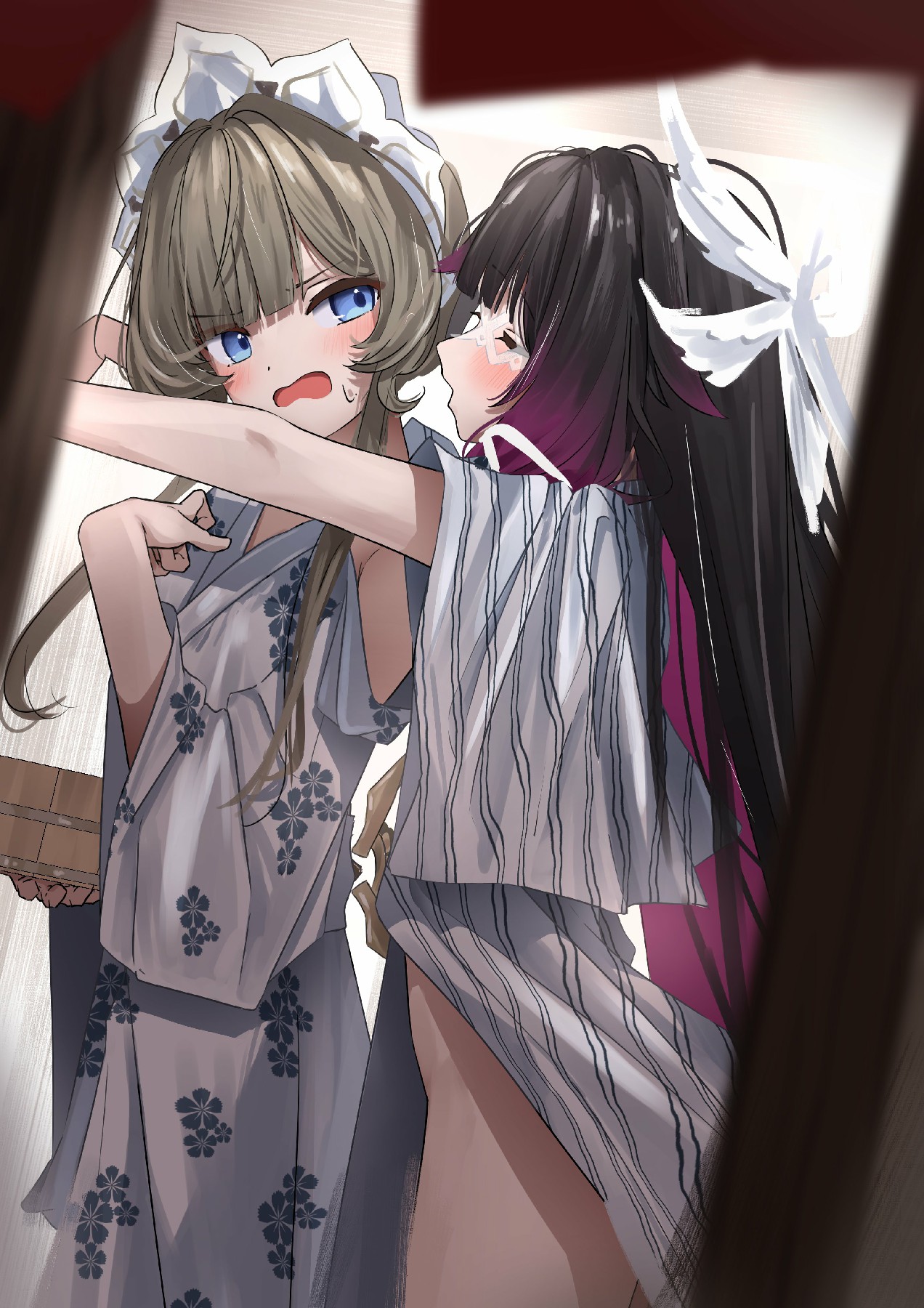 门后偷看的浴衣少女甜蜜互动瞬间