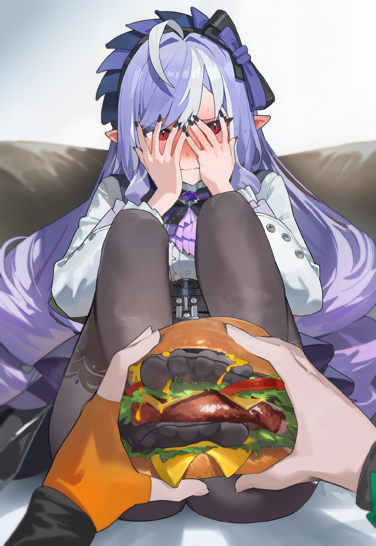 紫发精灵少女被巨型汉堡“突袭”啦