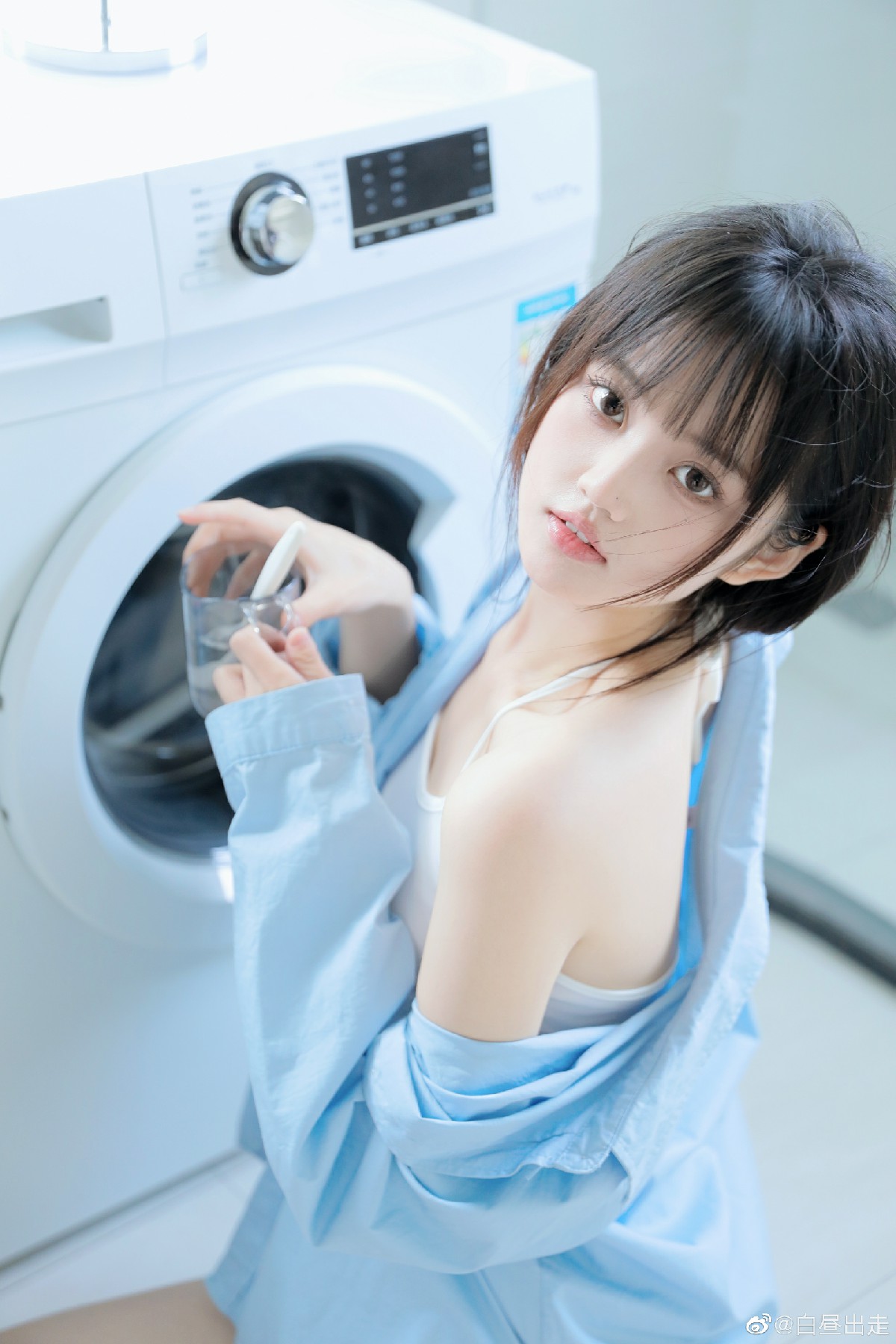 洗衣房氛围感的短发少女居家日常