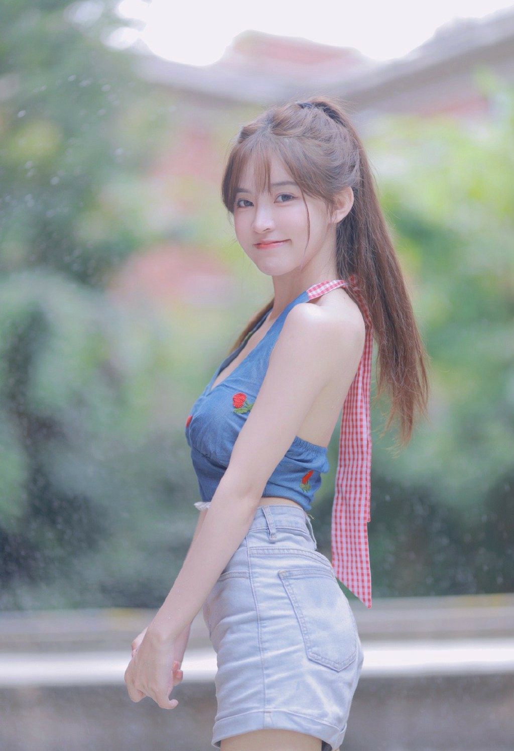 夏日甜妹穿搭｜挂脖上衣+牛仔短裤超吸睛