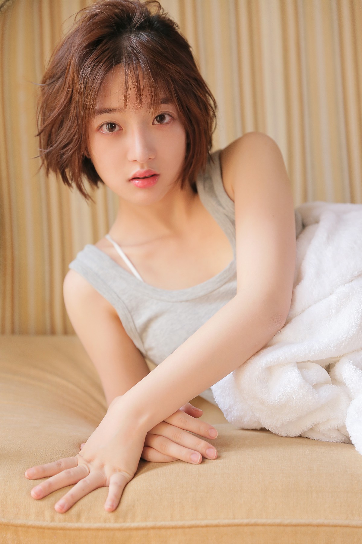 慵懒风短发少女的惬意瞬间