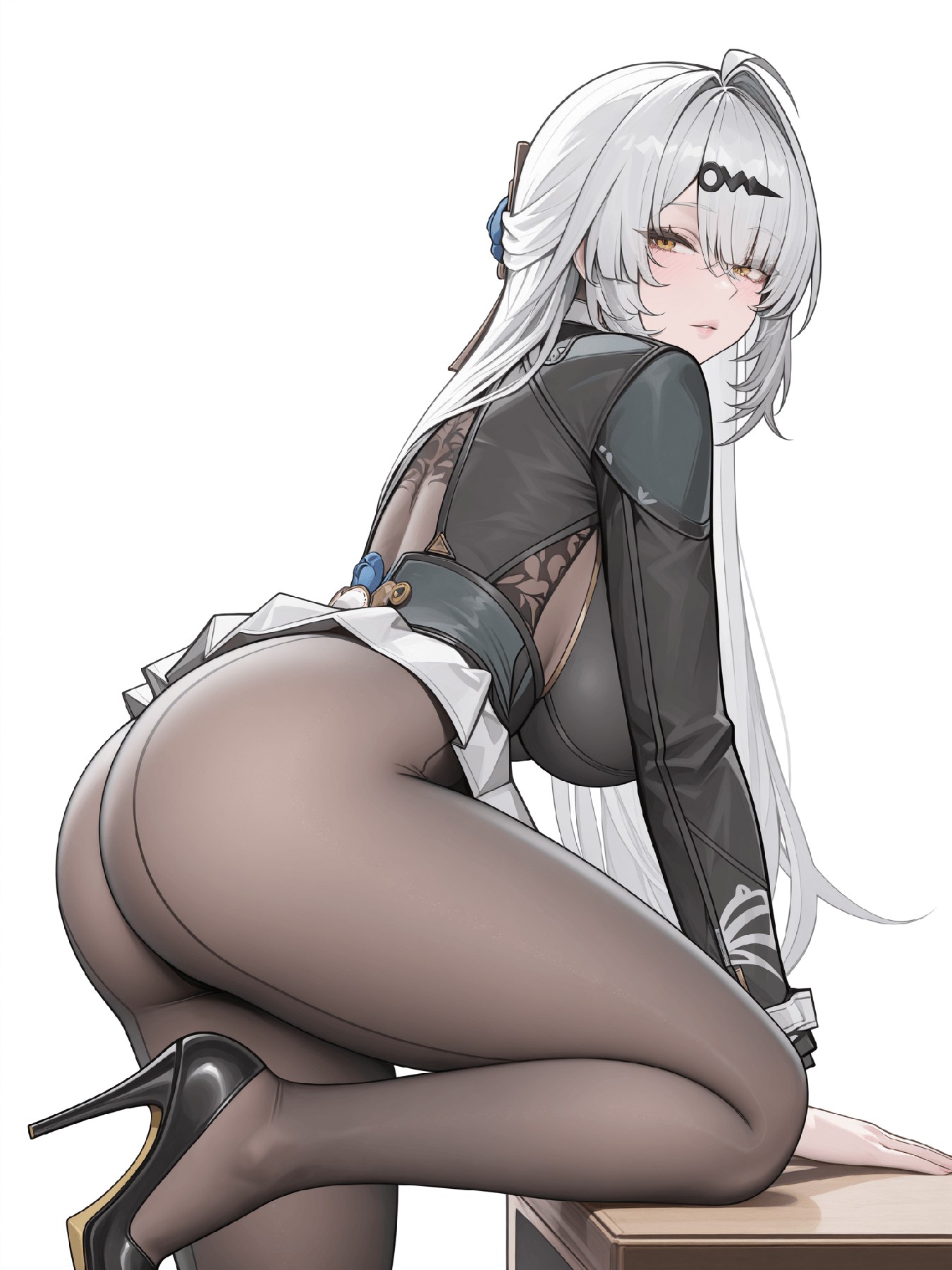 银发女仆风角色的性感蹲姿造型展示