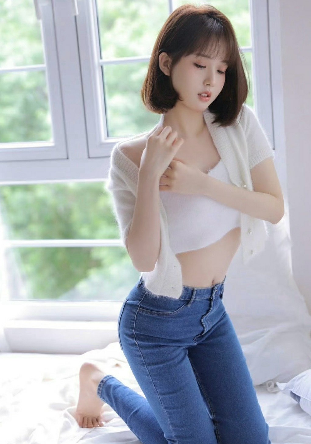 窗边甜酷短发少女 清爽穿搭氛围感拉满