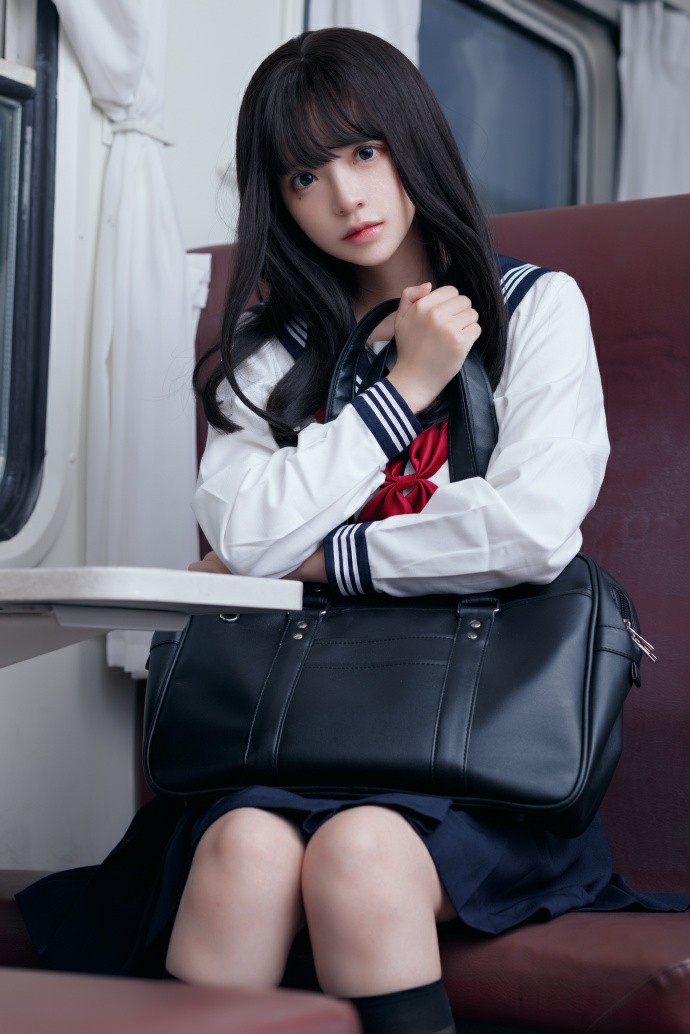 列车上的JK制服少女,日系感拉满