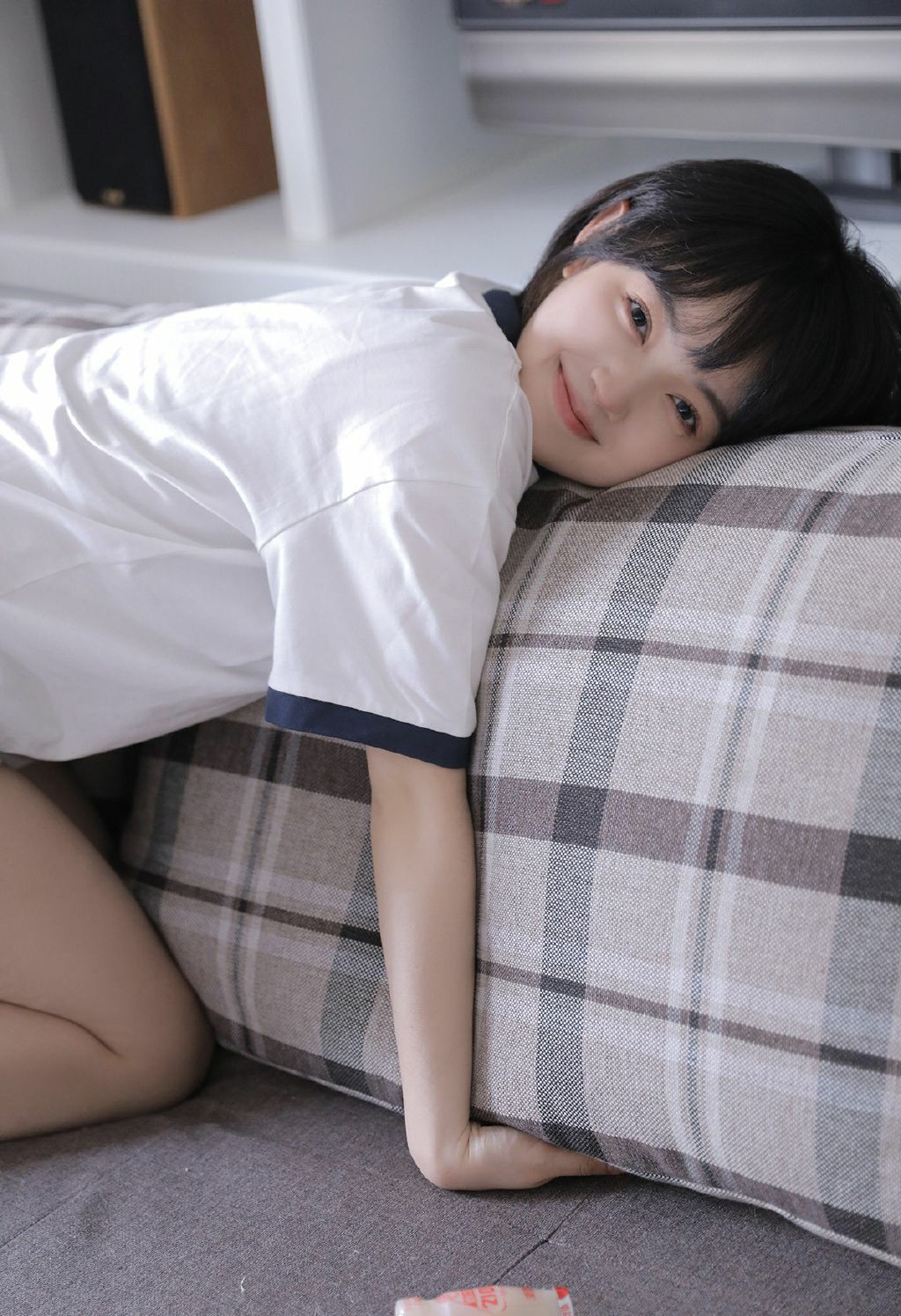 白T短发少女的格子慵懒时刻