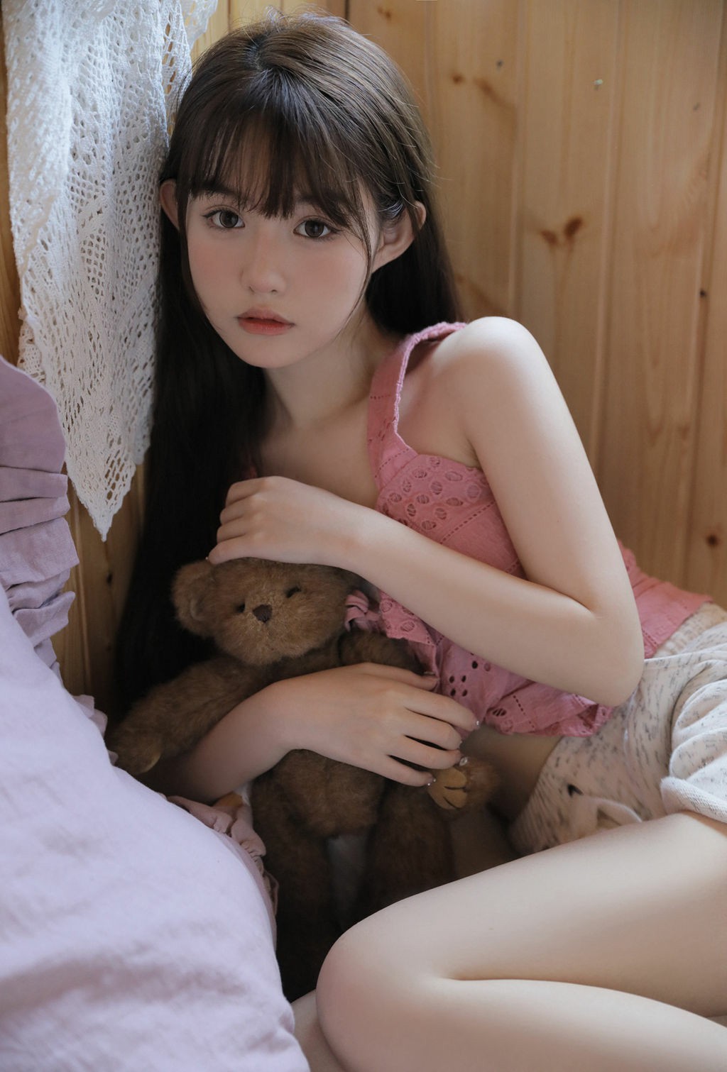 粉衣少女与泰迪熊的温馨居家时刻