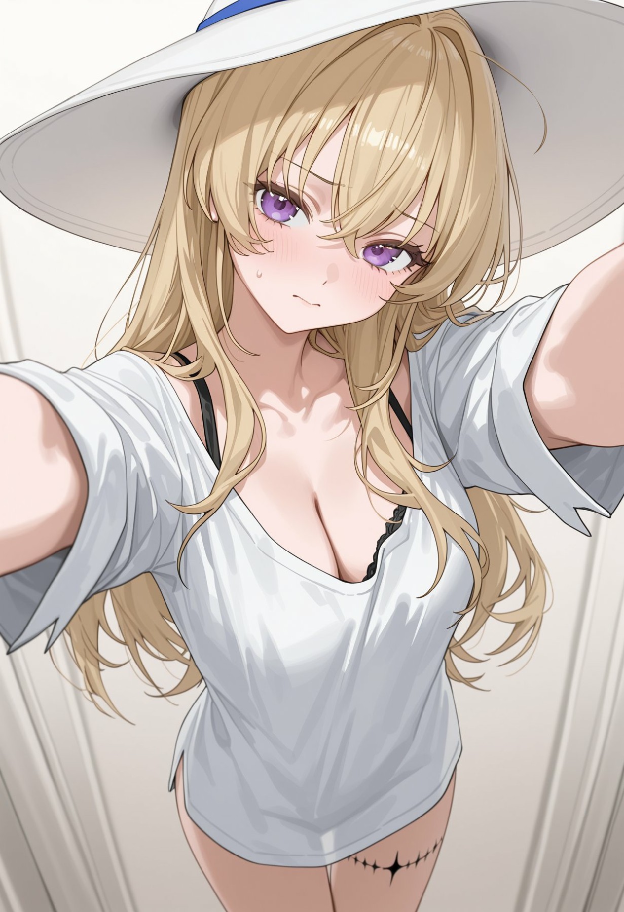 金发紫瞳的夏日风二次元少女自拍