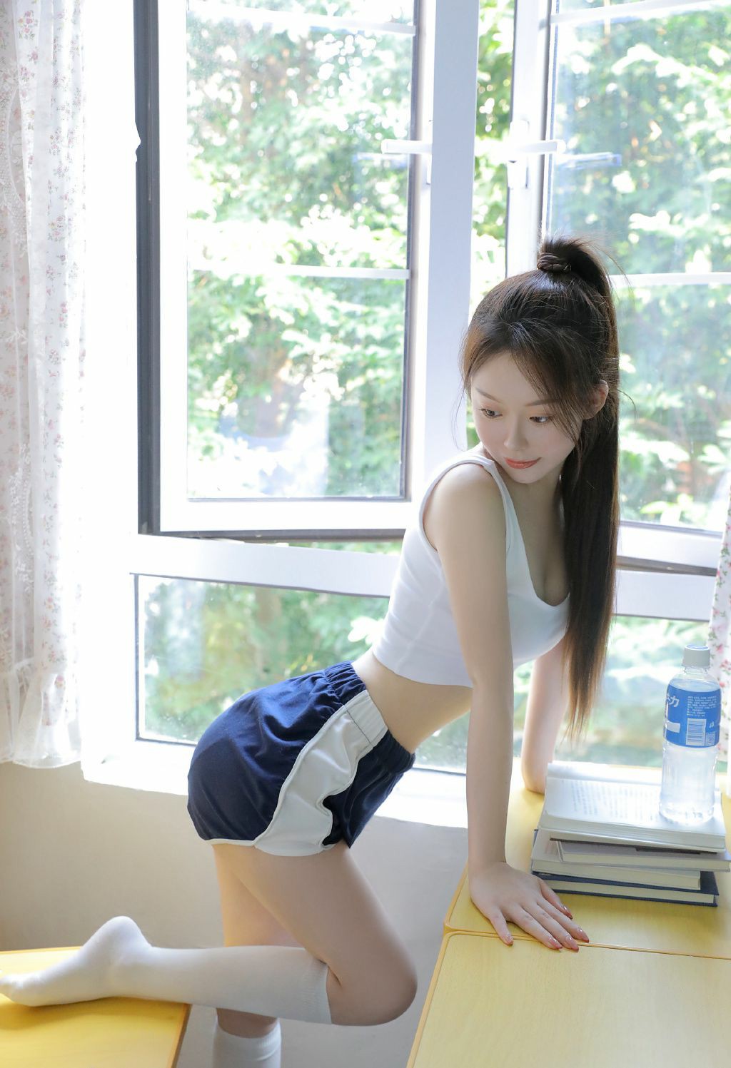 窗边的青春活力少女