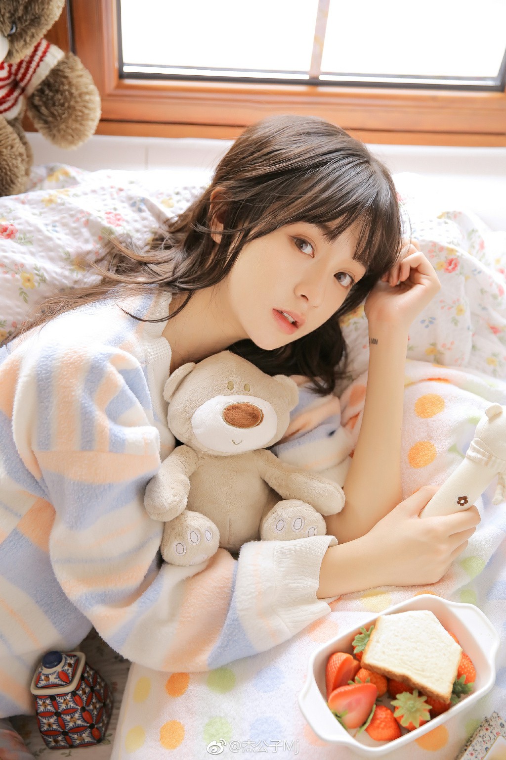 甜妹暖调居家随拍 慵懒日常舒适感拉满