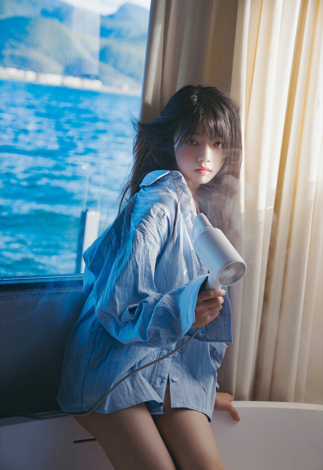 临海窗边浴缸旁 氛围感少女吹发日常