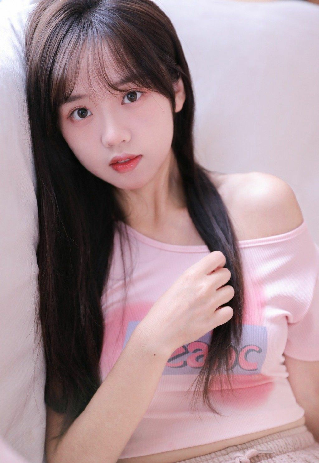 粉色露肩上衣搭配,少女感满满超吸睛