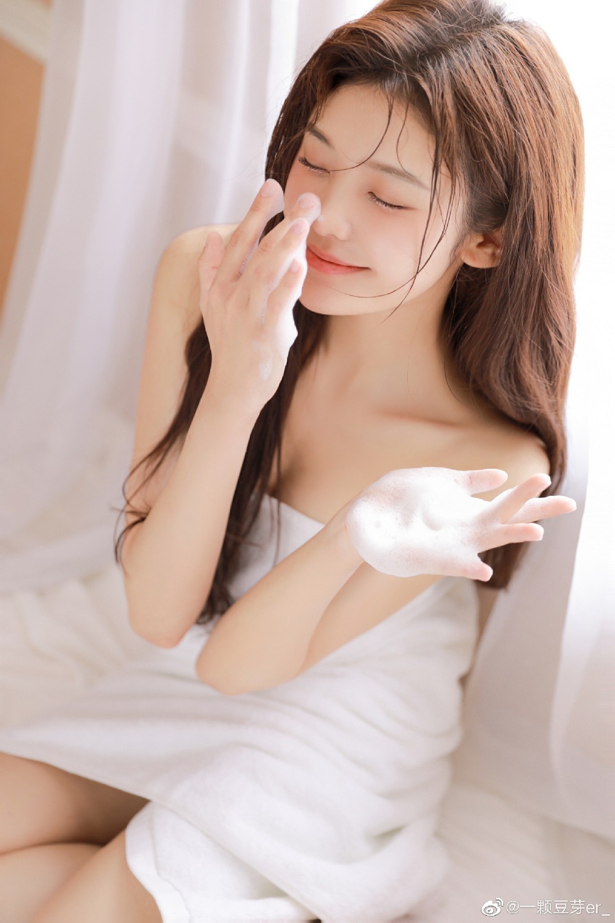 清新居家氛围感写真 记录软萌少女洁面时刻