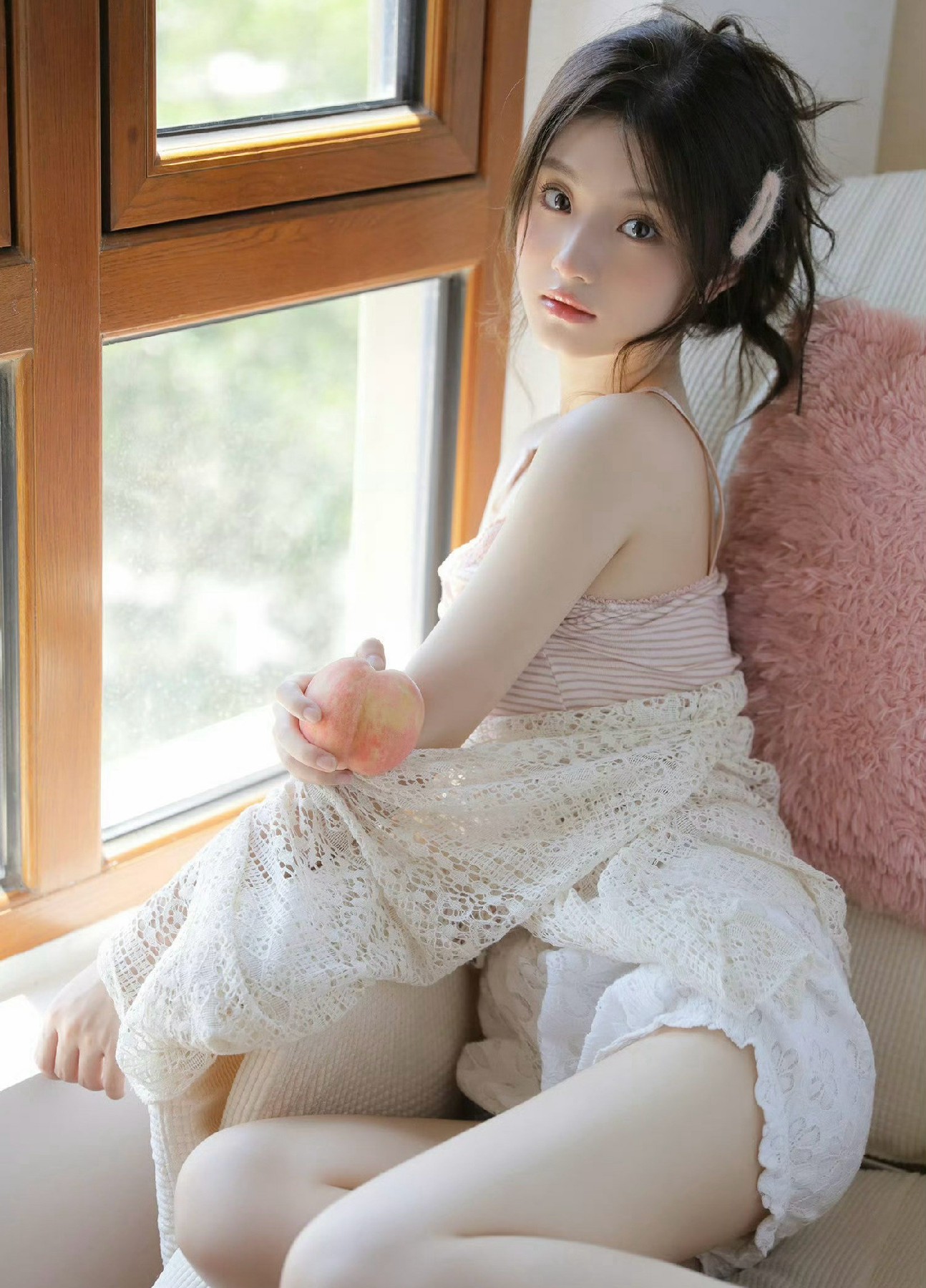 窗边甜妹与粉桃的温柔时刻