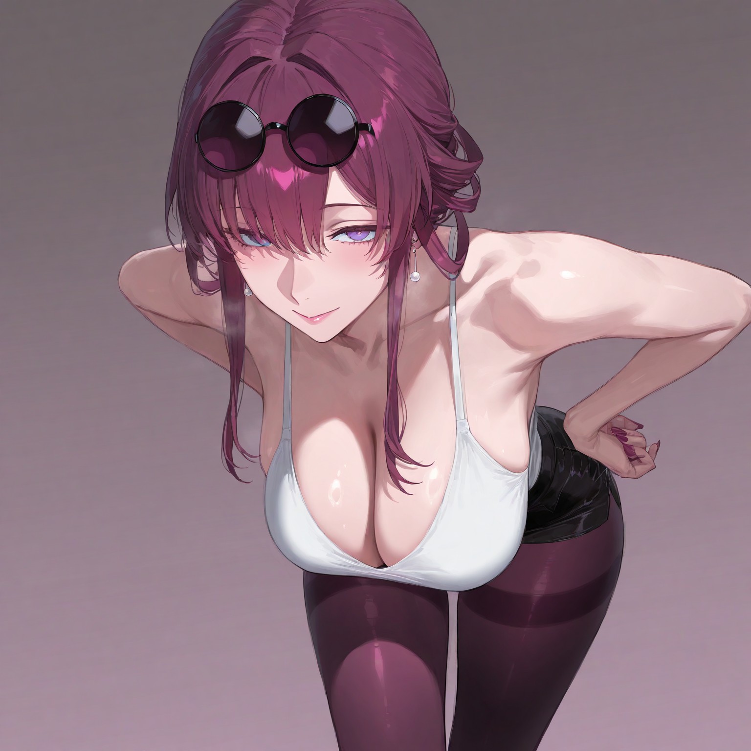 紫发墨镜少女，吊带紧身裤超吸睛