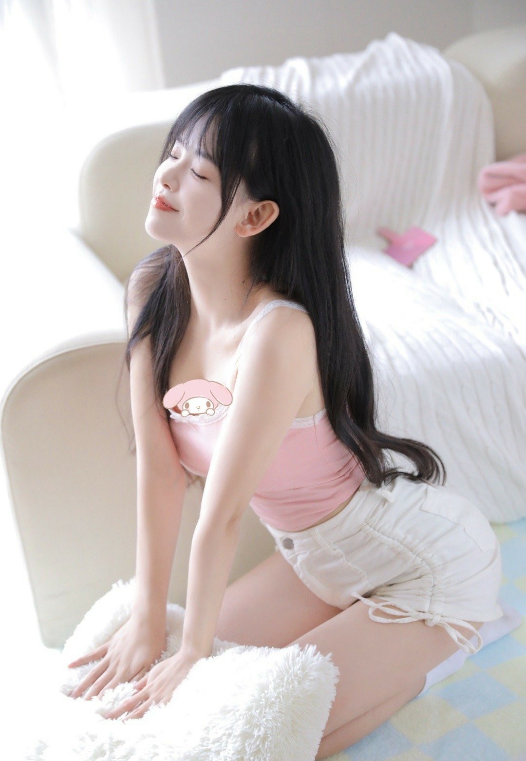 暖阳包裹的慵懒少女，软乎乎的治愈时刻