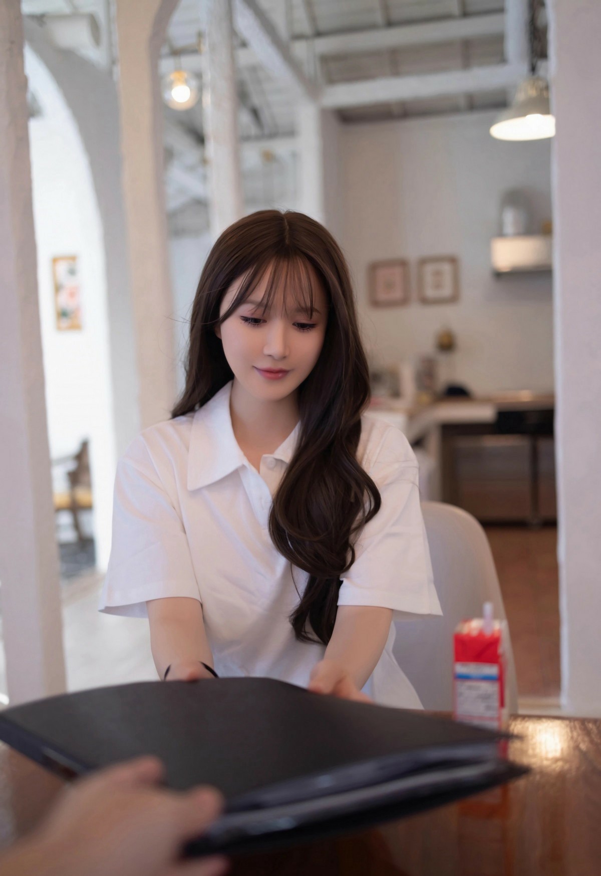 咖啡店温柔日常 白衬衫简约清爽超有氛围感