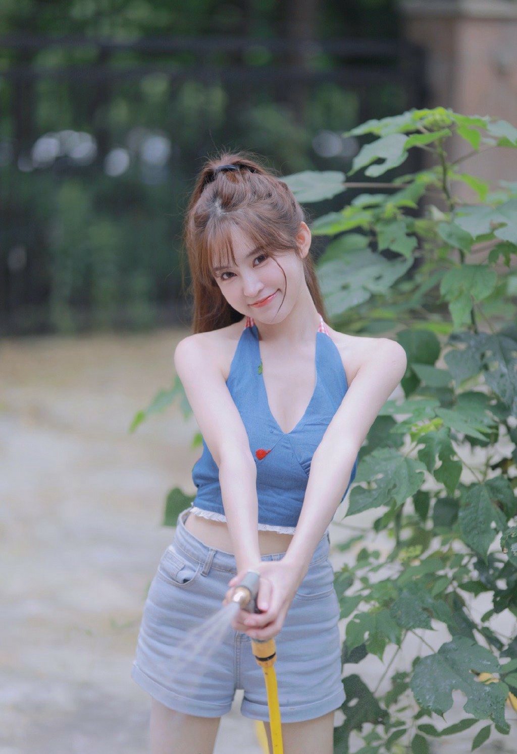 夏日庭院里清爽少女的休闲玩水日常