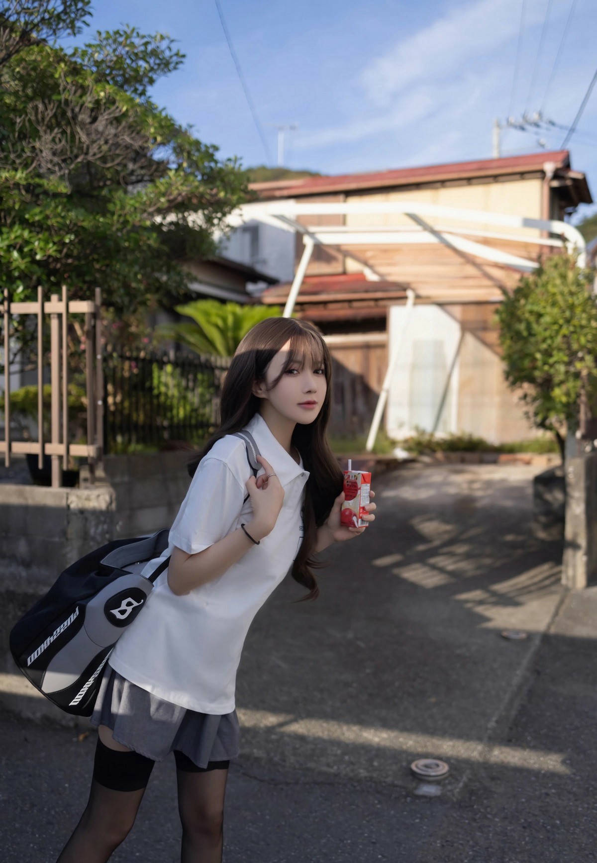 日系居民区小巷的放学少女治愈随拍