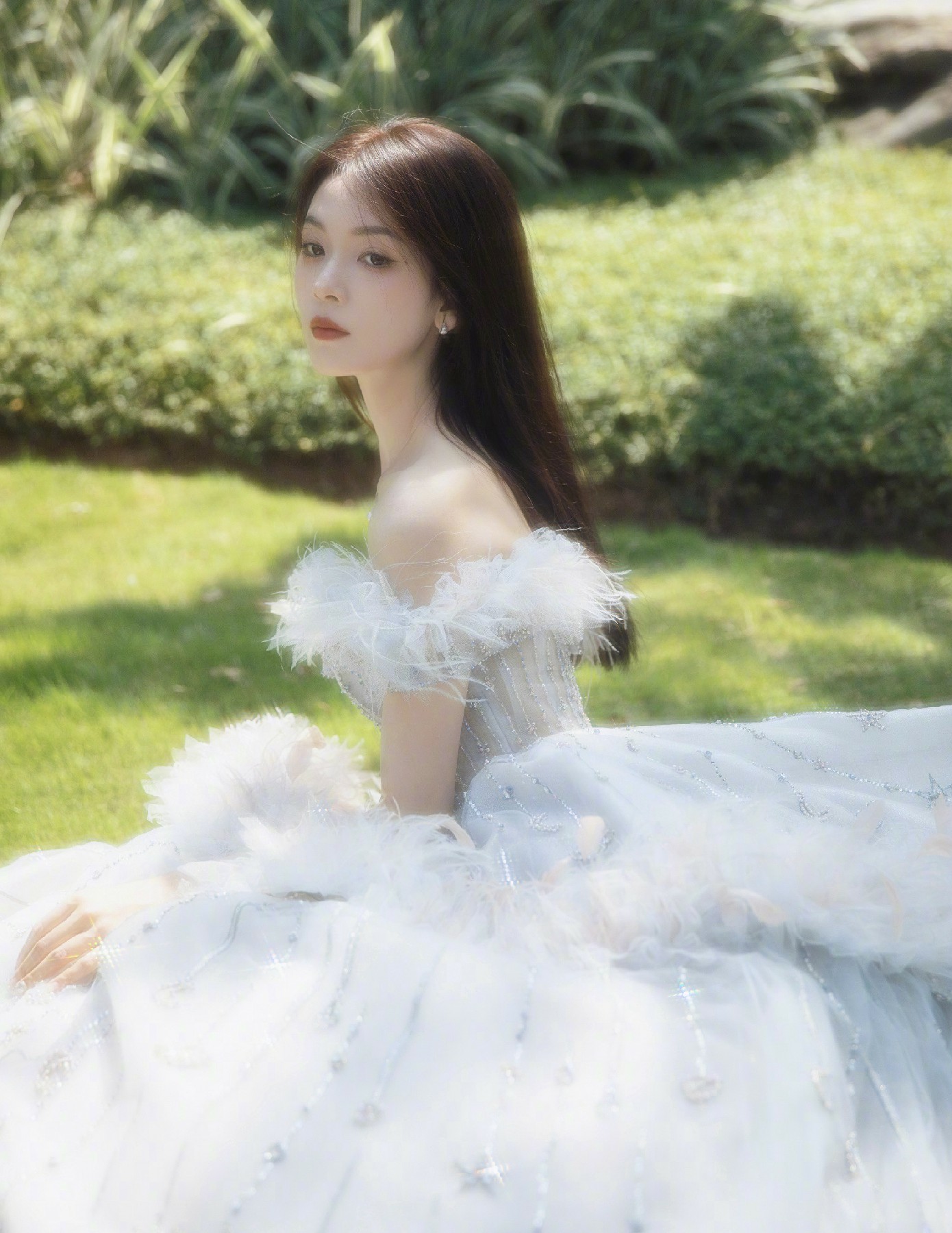 草坪上的白色羽毛裙少女，仙气飘飘超绝