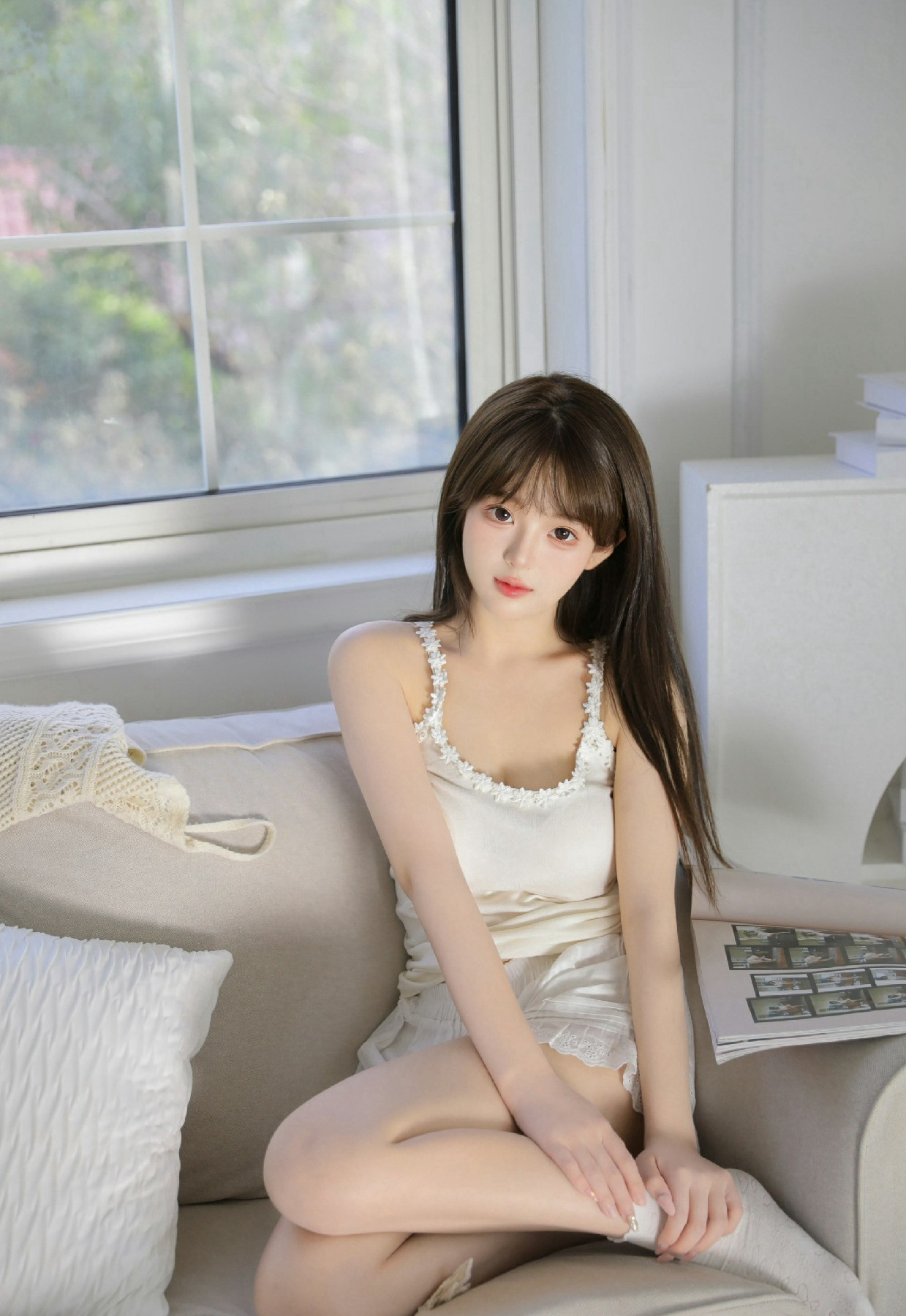 居家氛围感拉满｜白吊带短裤的温柔穿搭