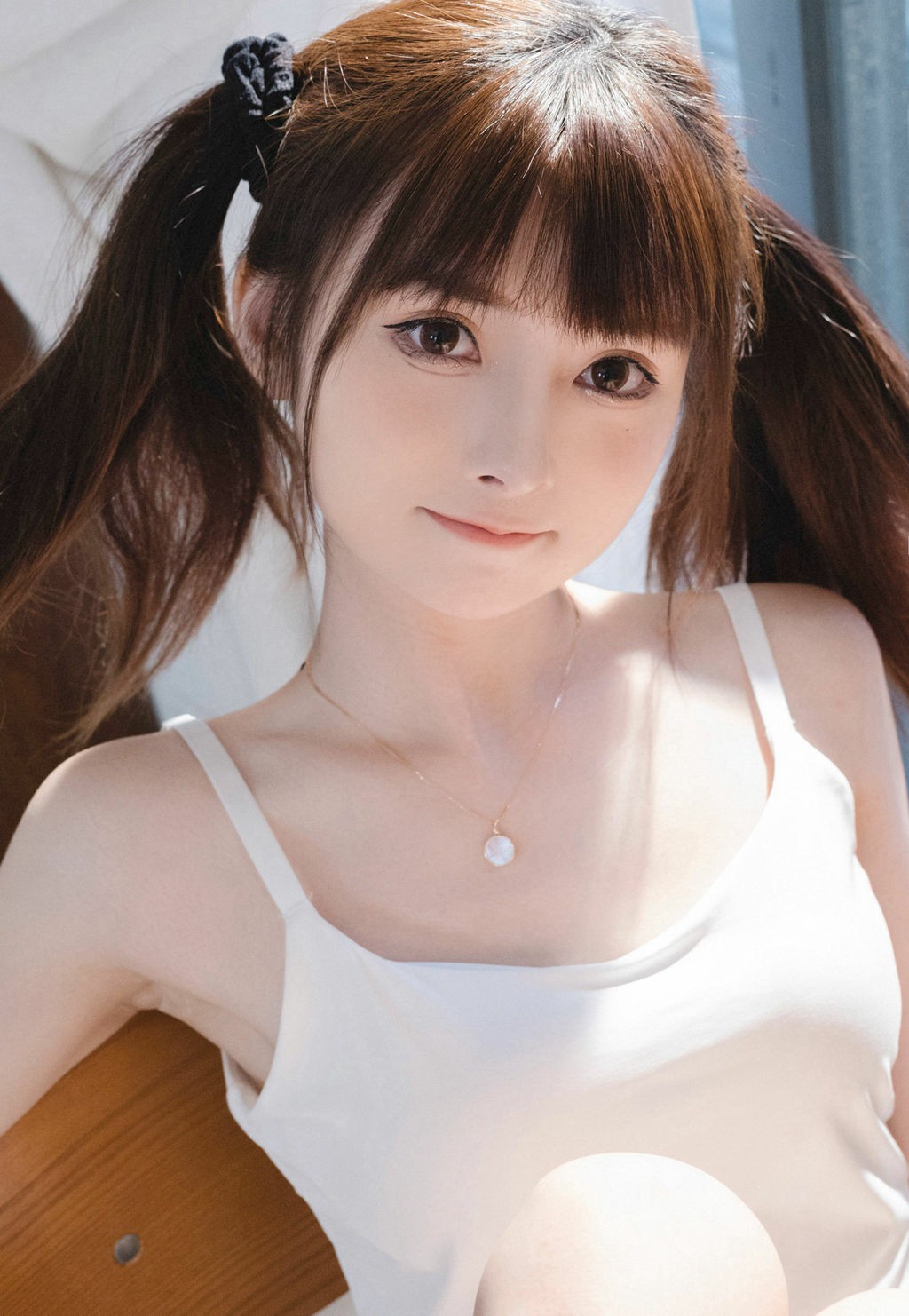 双马尾少女白吊带穿搭 清新感拉满