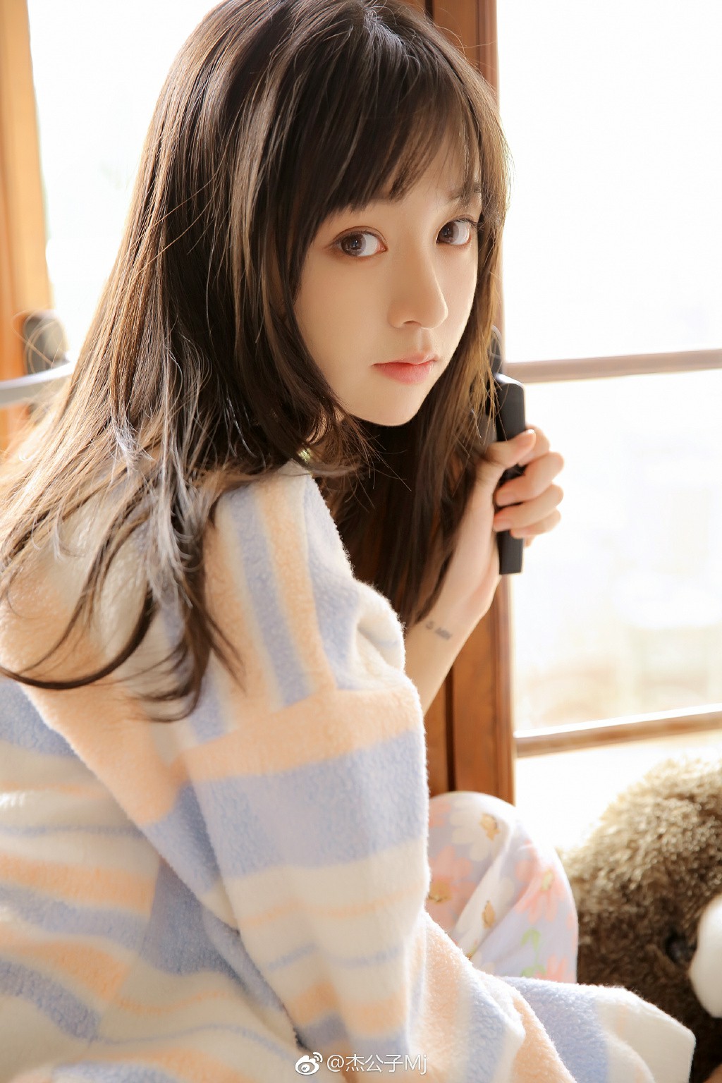 窗边温柔氛围感少女日常瞬间