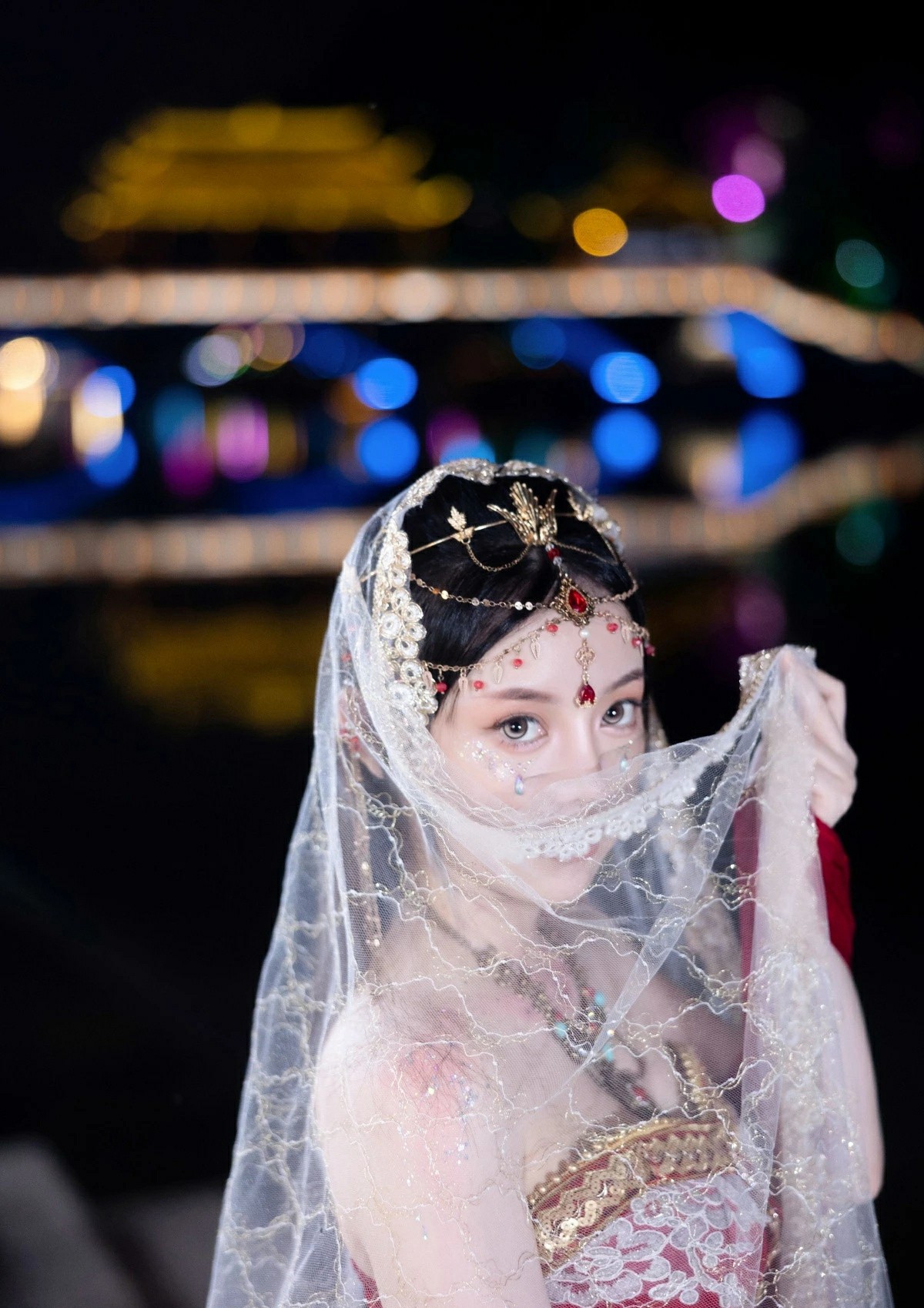 鎏灯夜景下的西域少女 氛围感写真