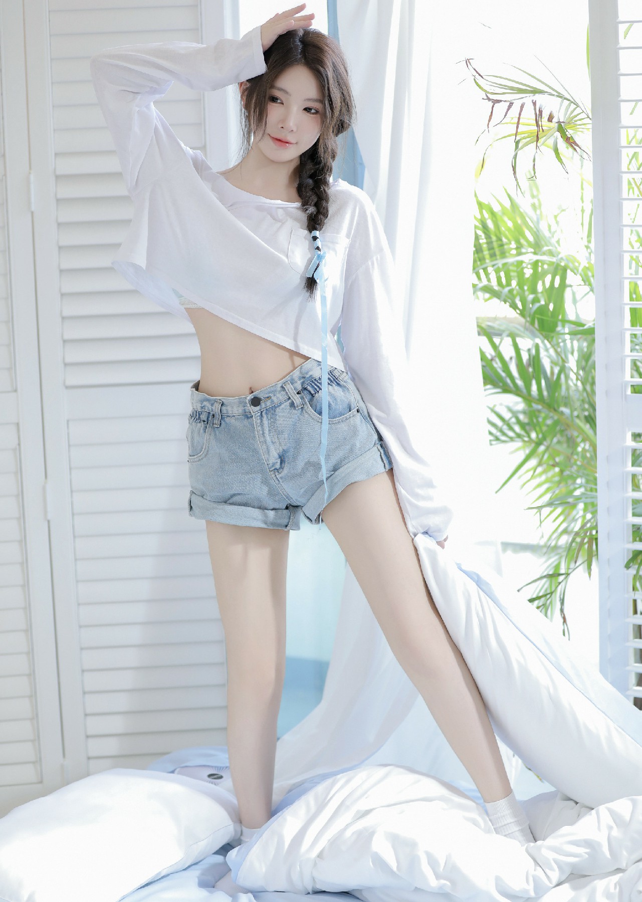 夏日清新穿搭 白T牛仔短裤超显活力