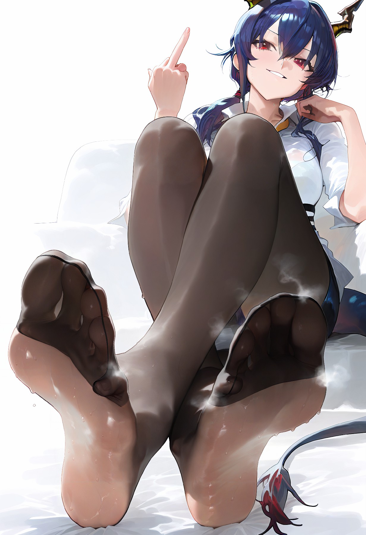 蓝发兽耳少女黑丝坐姿 俏皮又吸睛