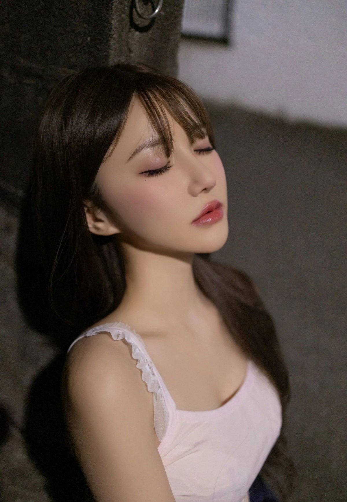 夜晚氛围感|浅粉吊带的温柔时刻